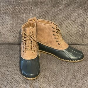 Duck boots, like new, barely worn, Size 10